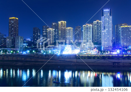 中国の重慶の光輝くとても美しい夜景 132454106