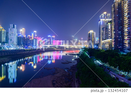 中国の重慶の光輝くとても美しい夜景 中国の重慶の光輝くとても美しい夜景 132454107