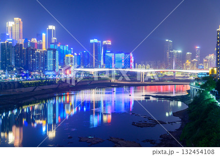 中国の重慶の光輝くとても美しい夜景 中国の重慶の光輝くとても美しい夜景 132454108