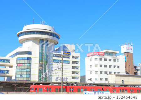 愛知県豊田市、名鉄豊田市駅に停車する電車の風景 愛知県豊田市、名鉄豊田市駅に停車する電車の風景 132454348