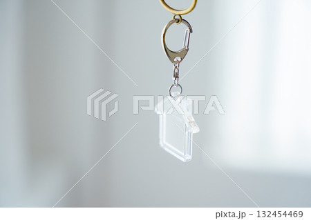 鍵と家の形のキーホルダー 132454469