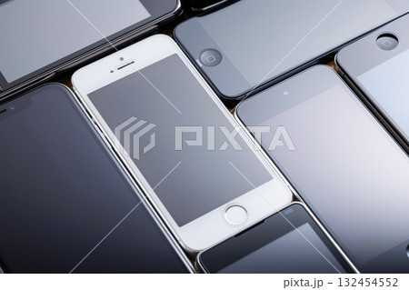 沢山のスマホ 132454552