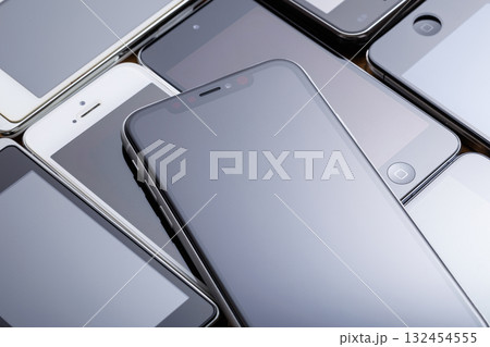 沢山のスマホ 132454555