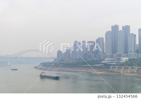 中国の重慶を流れる長江の風景 132454566