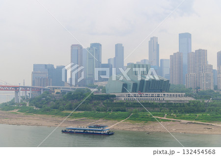 中国の重慶を流れる長江の風景 132454568