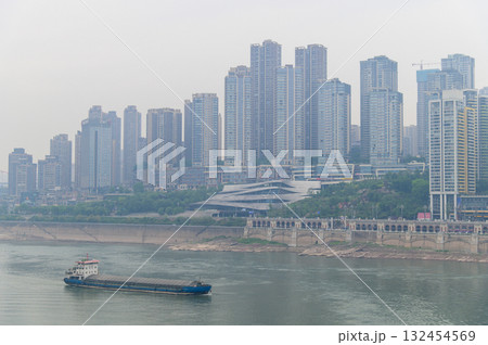 中国の重慶を流れる長江の風景 132454569