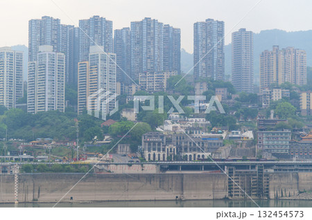 中国の重慶を流れる長江の風景 中国の重慶を流れる長江の風景 132454573