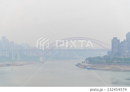 中国の重慶を流れる長江の風景 132454574