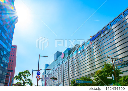 福岡市中央区天神の渡辺通り天神バスセンター前交差点から福岡三越側　西鉄福岡駅　朝昼中間カラー　縦補正 132454590