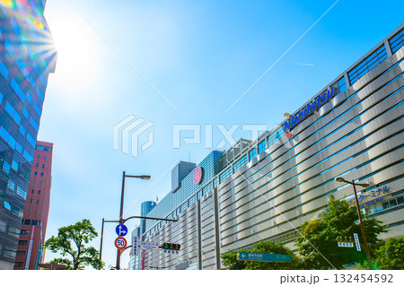 福岡市中央区天神の渡辺通り天神バスセンター前交差点から福岡三越側　西鉄福岡駅　昼カラー　縦補正 132454592