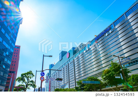 福岡市中央区天神の渡辺通り天神バスセンター前交差点から福岡三越側　西鉄福岡駅　朝カラー　 132454593