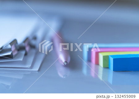 テーブルに置かれた書類 132455009