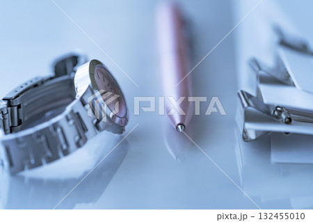 テーブルに置かれた書類と腕時計 132455010