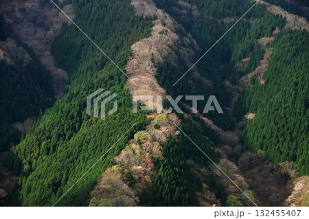 山が波打つように連なる幻の谷 山が波打つように連なる幻の谷 132455407