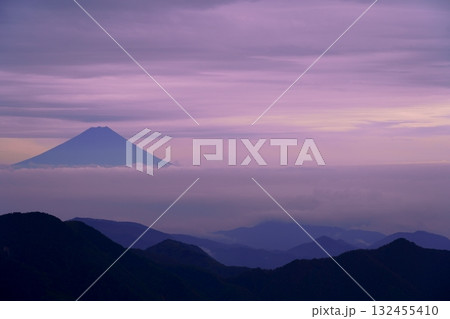 甲斐の瑞牆山から見る夜明けの空と雲海 132455410