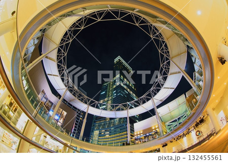 キューズモールのアトリウム（吹抜け）から見えるあべのハルカス 132455561