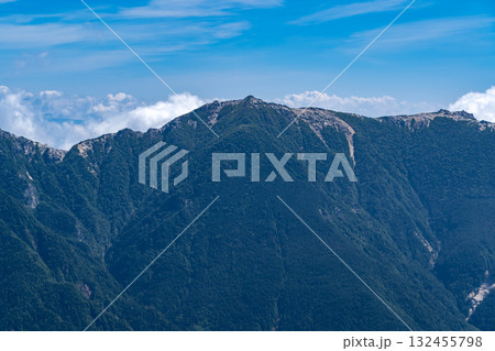 北岳の小太郎尾根分岐から見る鳳凰三山の観音ヶ岳　南アルプスの北岳登山 132455798