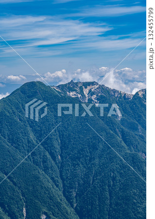 北岳の小太郎尾根分岐から見る鳳凰三山の地蔵ヶ岳（オベリスク）　南アルプスの北岳登山 132455799