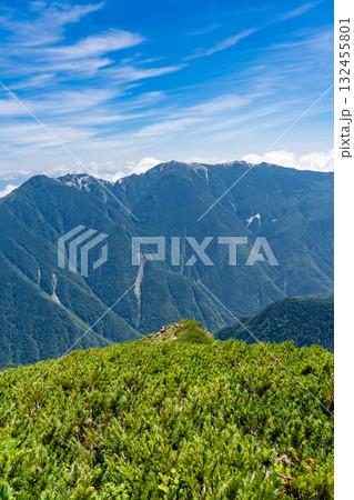 北岳の小太郎尾根分岐から見る鳳凰三山の観音ヶ岳　南アルプスの北岳登山 132455801