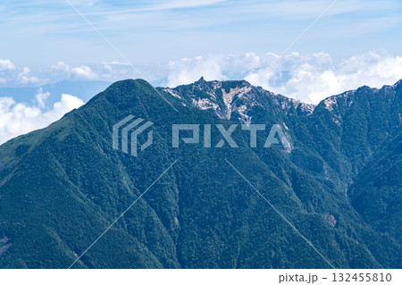 北岳の小太郎尾根分岐から見る鳳凰三山の地蔵ヶ岳（オベリスク）　南アルプスの北岳登山 132455810