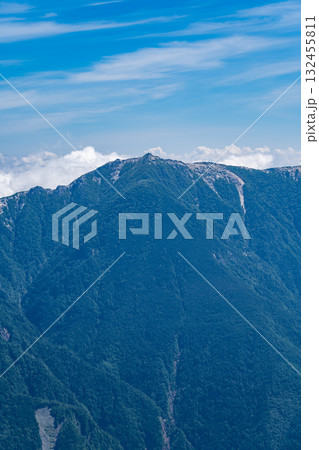 北岳の小太郎尾根分岐から見る鳳凰三山の観音ヶ岳　南アルプスの北岳登山 132455811