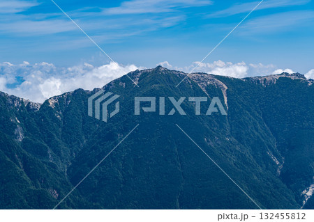 北岳の小太郎尾根分岐から見る鳳凰三山の観音ヶ岳　南アルプスの北岳登山 132455812