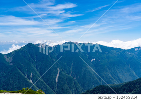 北岳の小太郎尾根分岐から見る鳳凰三山の観音ヶ岳　南アルプスの北岳登山 132455814