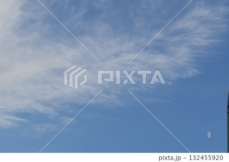 青空に浮かぶ雲 132455920