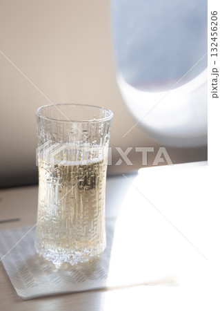 国際線ビジネスクラスのシャンパン 132456206