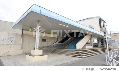 JR東北線（宇都宮線）の白岡駅、東口から見た駅舎 132456240