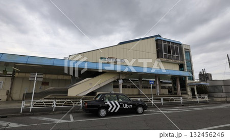 JR東北線（宇都宮線）の白岡駅、東口から見た駅舎 132456246