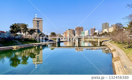 青空の街並みが映る乙川の水鏡〈明代橋より桜城橋を臨む/愛知県岡崎市〉 132456380