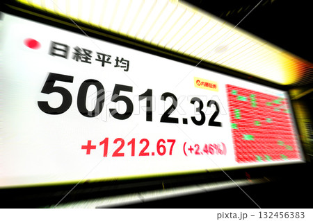 日本の東京都市景観初5万円突破・5万0512円32銭・株価/終値。TOPIXも最高値更新＝27日 132456383