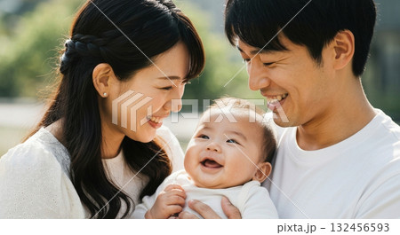 幸せそうに微笑みあう若い夫婦と赤ちゃん 132456593