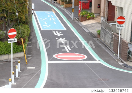 一方通行の道路(埼玉県川口市金山町) 一方通行の道路(埼玉県川口市金山町) 132456745