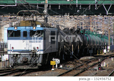 高崎線を行くガソリン輸送列車(EF64形1000番台:3色貨物更新色機牽引) 高崎線を行くガソリン輸送列車(EF64形1000番台:3色貨物更新色機牽引) 132456752