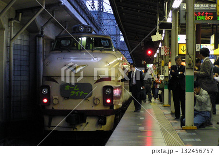 高架化前の浦和駅に停車中のホームライナー鴻巣号 132456757