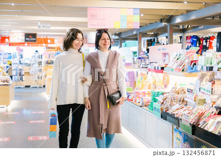 ショッピングを楽しむ外国人観光客 132456871