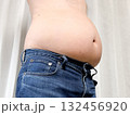 内臓脂肪が溜まった男性のお腹 132456920