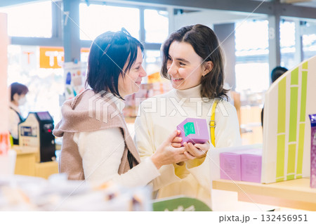 ショッピングを楽しむ外国人観光客 132456951