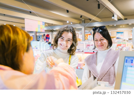 レジで支払いをする外国人観光客 132457030