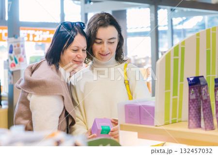 ショッピングを楽しむ外国人観光客 ショッピングを楽しむ外国人観光客 132457032