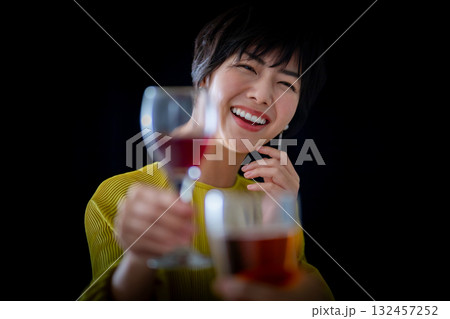 乾杯するワインが似合う素敵な女性 132457252