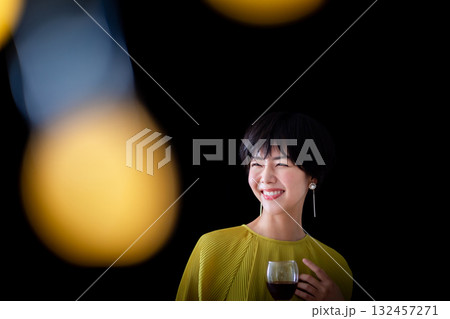 ワインを飲むショートヘアの素敵な女性 132457271