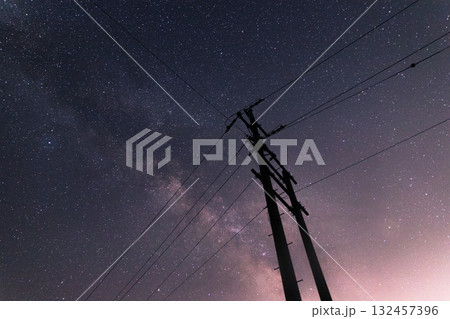 満点の星空と電柱シルエット　静かな夜の風景 132457396