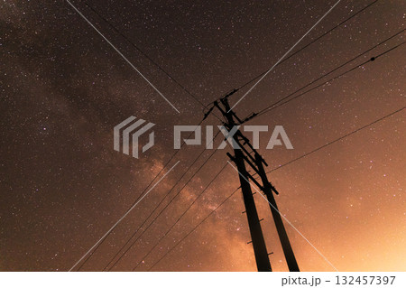 満点の星空と電柱シルエット 静かな夜の風景 満点の星空と電柱シルエット 静かな夜の風景 132457397