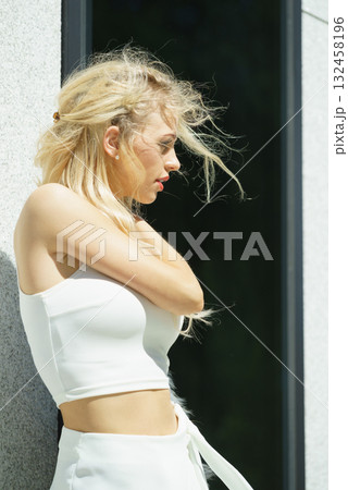 Fashionable woman in city 132458196