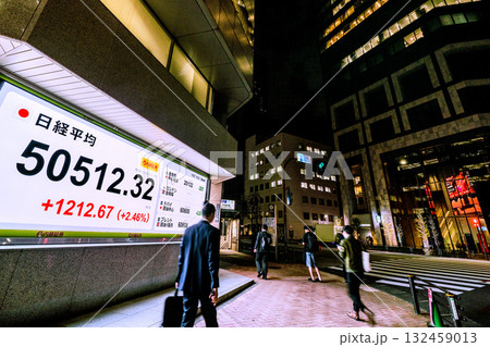 日本の東京都市景観初5万円突破・5万0512円32銭・株価/終値。TOPIXも最高値更新(右奥) 日本の東京都市景観初5万円突破・5万0512円32銭・株価/終値。TOPIXも最高値更新(右奥) 132459013