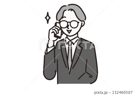 スーツを着ている通話中の男性_モノクロ スーツを着ている通話中の男性_モノクロ 132460587
