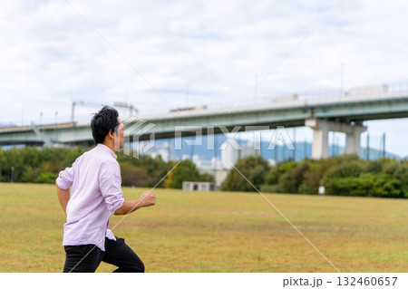 目標に向かって走るビジネス男性｜前向きイメージ 132460657